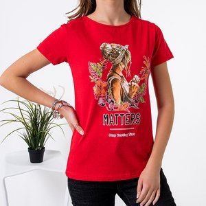 Красная женская футболка с принтом