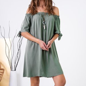 Темно-зеленое женское платье с открытыми плечами