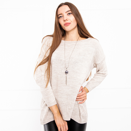 Бежевий жіночий светр з підвіскою