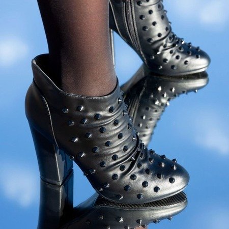 Чорні черевики на стійці, прикрашені шпильками Tralla - Взуття
