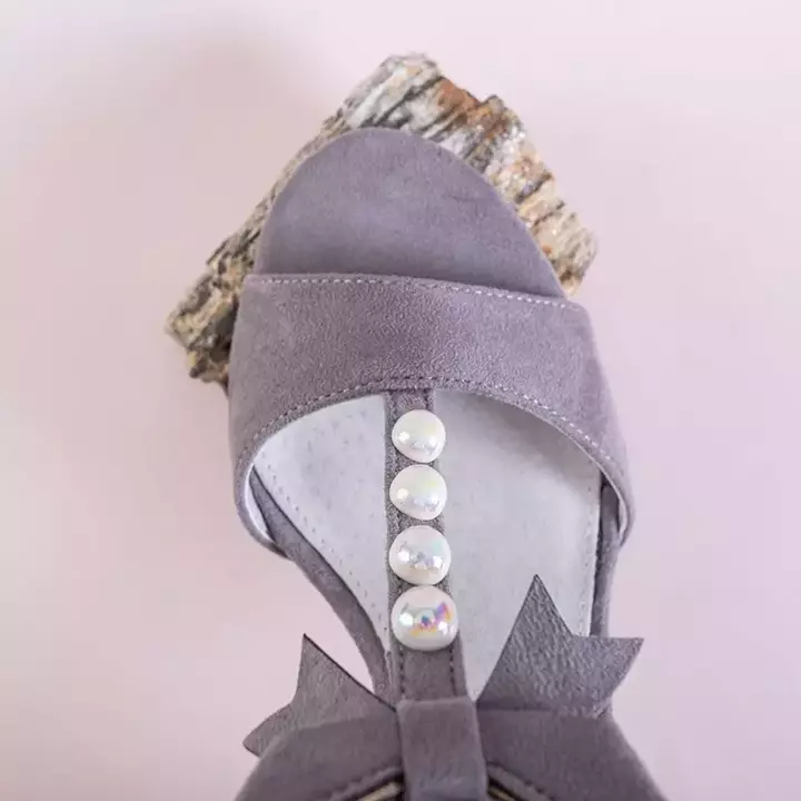 OUTLET Світло-сірі жіночі сандалі з прикрасами на стовпі Gizela - Взуття