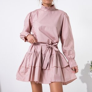 Світло-рожева жіноча сукня з воланами